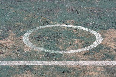 Yere ve spor salonuna imza atın. 