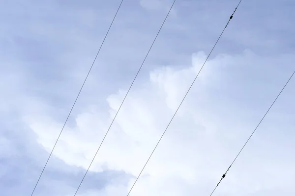 天空和电线杆上的线 — 图库照片