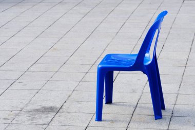 Mavi bir sandalye grunge zemininde uzanıyordu.