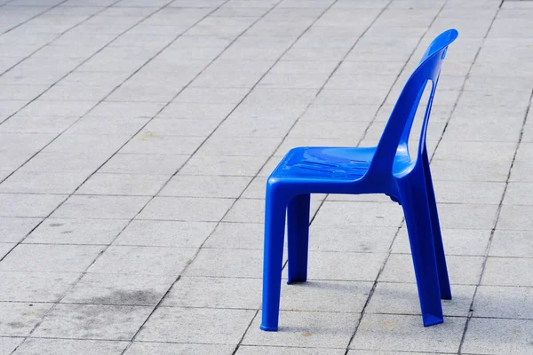 Mavi bir sandalye grunge zemininde uzanıyordu.