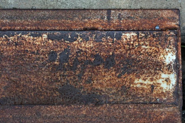Metallplatte Auf Grunge Boden — Stockfoto