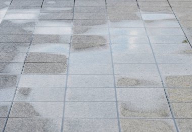 Suyu ve ıslak zemini düşün.