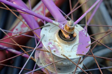 Bir tekerlek ve grunge metali kapat