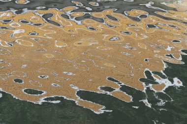 Suyun yansıması üzerine soyut biçim