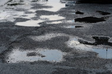 Eski sokaktaki sudaki yansıma