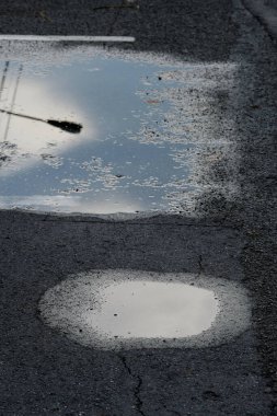 Eski sokaktaki sudaki yansıma