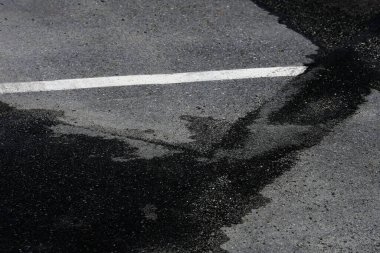 asfalt yol gölgeyi işaretliyor