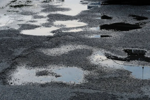 Eski sokaktaki sudaki yansıma