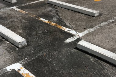 Otoparkta asfalt bir yolun yakın plan çekimi.