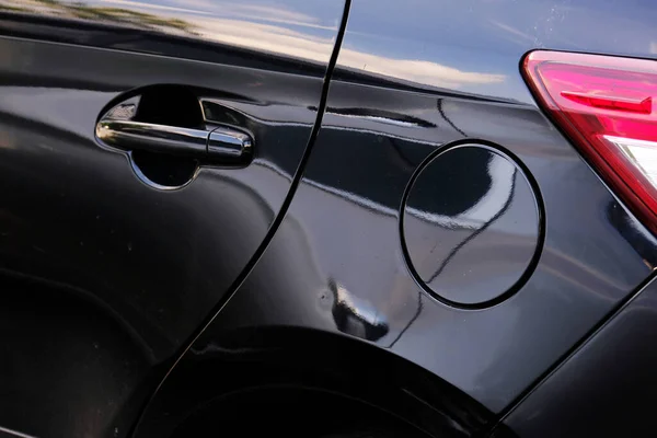 arabanın gövdesine yansıyor