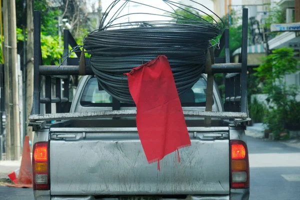 Una Bandera Roja Está Atada Parte Trasera Una Camioneta — Foto de Stock