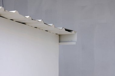 beyaz çatı ve grunge duvar