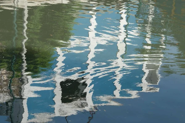 Reflektera Över Vatten Och Abstrakt Form — Stockfoto