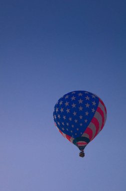 2021 Albuquerque NM Balon Şenliği 'nde sabah melteminde renkli bir sıcak hava balonu süzülür..