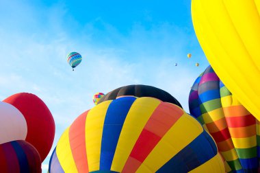 2021 Albuquerque NM Balon Şenliği 'nde sabah melteminde renkli bir sıcak hava balonu süzülür..
