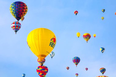2021 Albuquerque NM Balon Şenliği 'nde sabah melteminde renkli bir sıcak hava balonu süzülür..