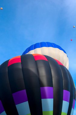 2021 Albuquerque NM Balon Şenliği 'nde sabah melteminde renkli bir sıcak hava balonu süzülür..