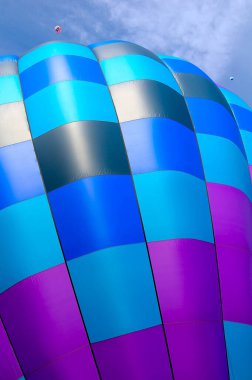 2021 Albuquerque NM Balon Şenliği 'nde sabah melteminde renkli bir sıcak hava balonu süzülür..