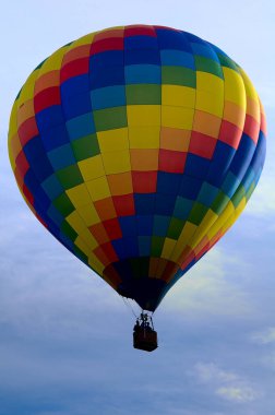 2021 Albuquerque NM Balon Şenliği 'nde sabah melteminde renkli bir sıcak hava balonu süzülür..
