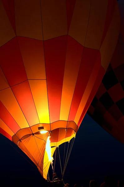 2021年阿尔布克尔克Nm气球节 一个五彩缤纷的热气球在清晨的微风中飘扬 — 图库照片