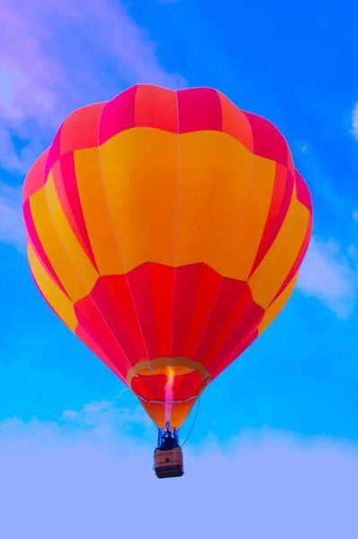 Een Kleurrijke Heteluchtballon Drijft Vroege Ochtend Wind 2021 Albuquerque Ballon — Stockfoto