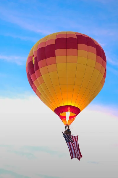2021年アルバカーキNmバルーンフェスタの早朝の風にカラフルな熱気球が浮かぶ — ストック写真
