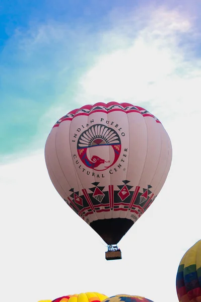 Barevný Horkovzdušný Balón Plave Časném Ranním Vánku Albuquerque Balón Fiesta — Stock fotografie