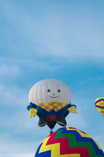 Färgglad Varmluftsballong Flyter Tidig Morgon Bris 2021 Albuquerque Balloon Fiesta — Stockfoto