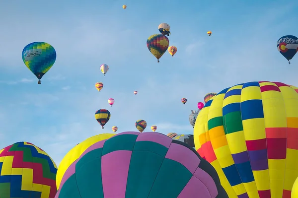 Kolorowy Balon Gorącego Powietrza Pływa Wczesnym Porannym Wietrze 2021 Albuquerque — Zdjęcie stockowe