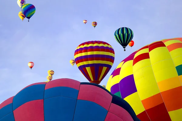2021 Albuquerque Balon Şenliği Nde Sabah Melteminde Renkli Bir Sıcak — Stok fotoğraf