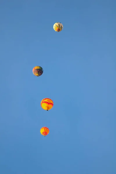 Een Kleurrijke Heteluchtballon Drijft Vroege Ochtend Wind 2021 Albuquerque Ballon — Stockfoto