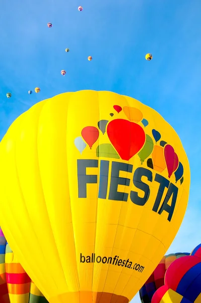 Barevný Horkovzdušný Balón Plave Časném Ranním Vánku Albuquerque Balón Fiesta — Stock fotografie