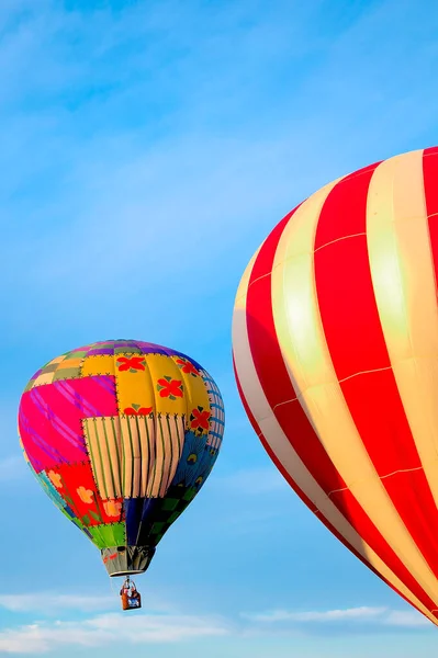 Ein Farbenfroher Heißluftballon Schwebt Der Morgenbrise Bei Der Balloon Fiesta — Stockfoto