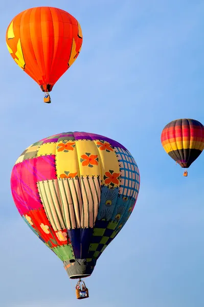 Ein Farbenfroher Heißluftballon Schwebt Der Morgenbrise Bei Der Balloon Fiesta — Stockfoto