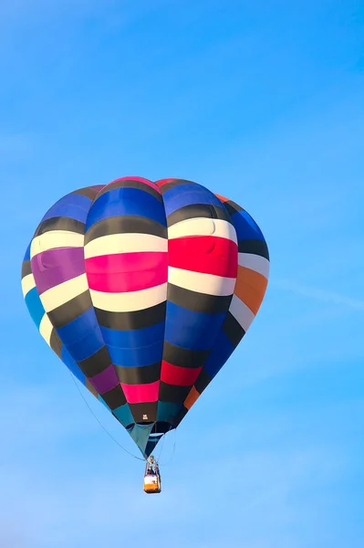 Barevný Horkovzdušný Balón Plave Časném Ranním Vánku Albuquerque Balón Fiesta — Stock fotografie