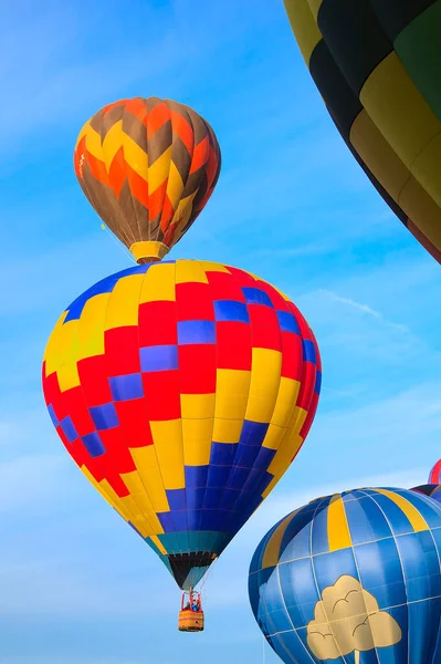 Barevný Horkovzdušný Balón Plave Časném Ranním Vánku Albuquerque Balón Fiesta — Stock fotografie