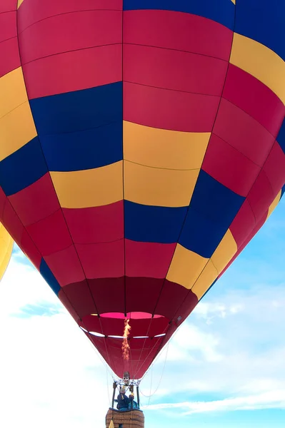 2021年阿尔布克尔克Nm气球节 一个五彩缤纷的热气球在清晨的微风中飘扬 — 图库照片