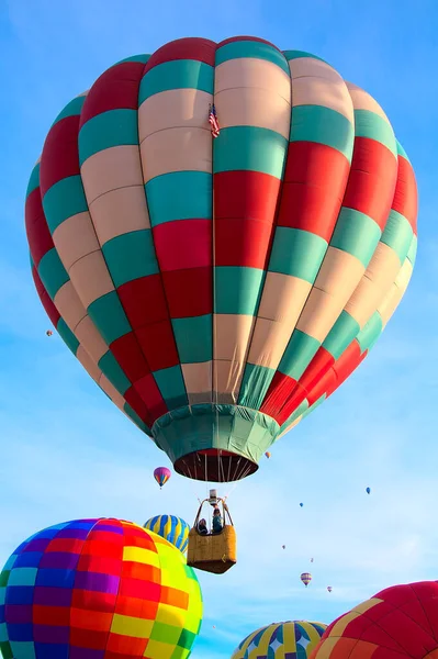 Ein Farbenfroher Heißluftballon Schwebt Der Morgenbrise Bei Der Balloon Fiesta — Stockfoto