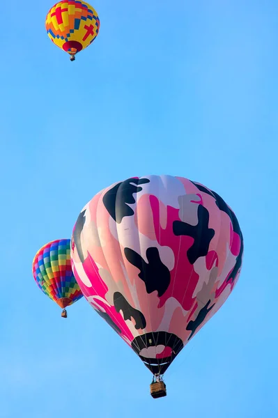 Barevný Horkovzdušný Balón Plave Časném Ranním Vánku Albuquerque Balón Fiesta — Stock fotografie