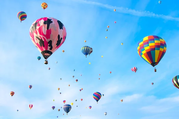 Ein Farbenfroher Heißluftballon Schwebt Der Morgenbrise Bei Der Balloon Fiesta — Stockfoto