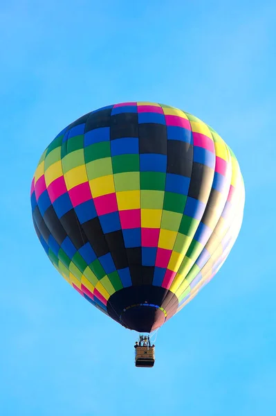 Ein Farbenfroher Heißluftballon Schwebt Der Morgenbrise Bei Der Balloon Fiesta — Stockfoto