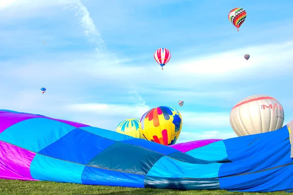 Een Kleurrijke Heteluchtballon Drijft Vroege Ochtend Wind 2021 Albuquerque Ballon — Stockfoto