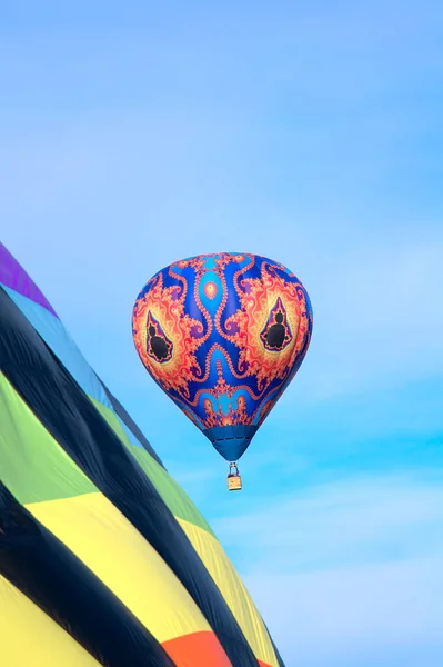 Colorido Globo Aerostático Flota Brisa Madrugada 2021 Albuquerque Balloon Fiesta —  Fotos de Stock
