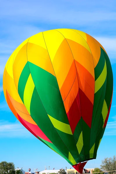 Färgglad Varmluftsballong Flyter Tidig Morgon Bris 2021 Albuquerque Balloon Fiesta — Stockfoto