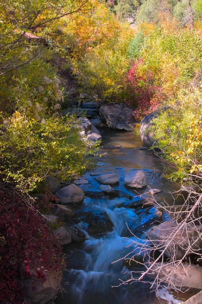 Het Water Van San Antonio Creek Stroomt Grote Rotsen Een — Stockfoto