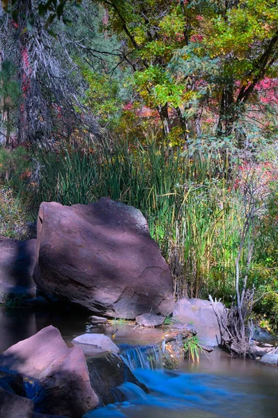 圣安东尼奥河的水形成了一个小瀑布 它落在一个被大石头环绕的岩床上 — 图库照片