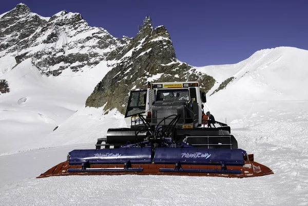 Equipo de quitanieves de la región de Jungfrau — Foto de Stock