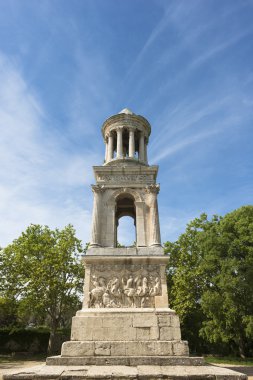 Ağustos yeğenleri adanmış Türbesi