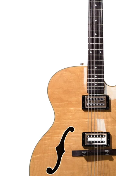 içi boş gövde elektro gitar beyaz zemin üzerine izole