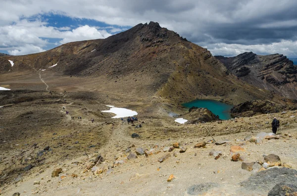 Hikers walking the Tongariro Alpine Crossing. Tongariro National Park, New Zealand — Stock Photo, Image